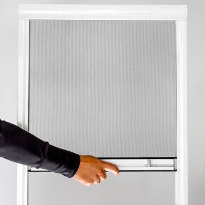 Kāda roka nolaiž Insektu siets logiem - rullo logu sietu ar melnu rokturi uz vienmuļa fona.