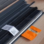 Metallrahmenteile, Pinsel, orangefarbener Beutel mit Schrauben für Fliegengitter Tür - faltbar, plus Anleitung auf Karton.